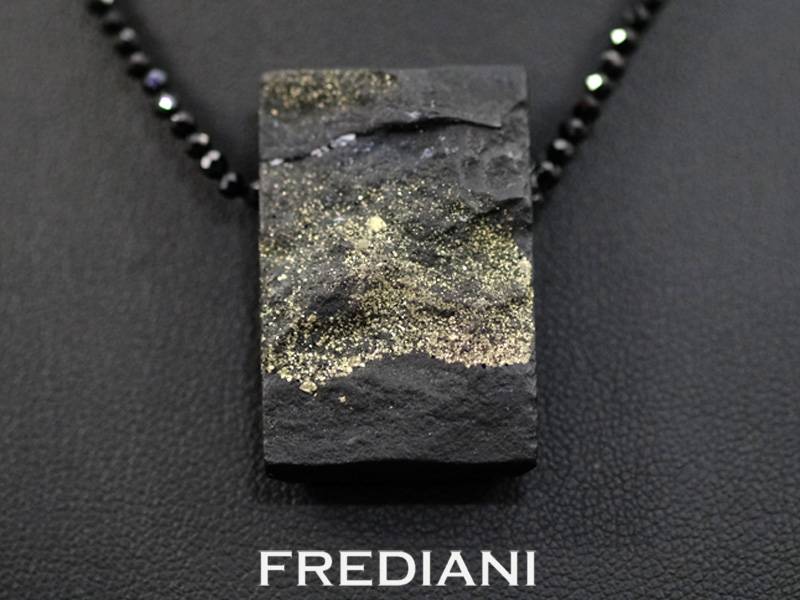 Collier en spinelles noirs avec un pendentif en ardoise incrustée de pyrite naturelle.