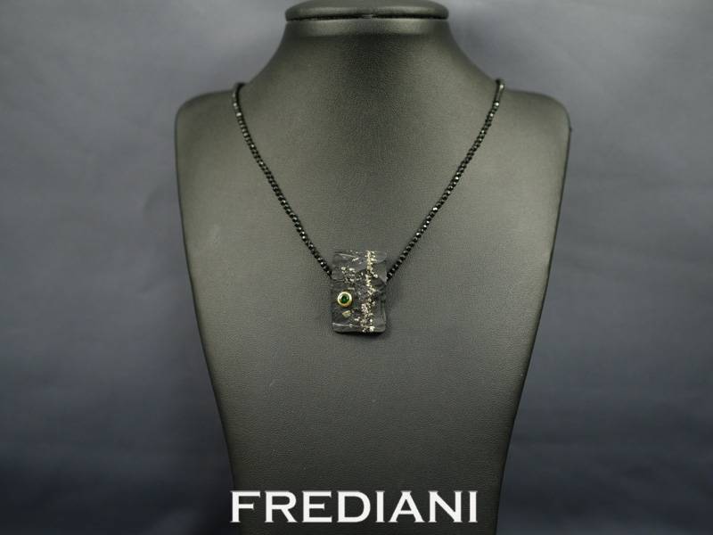 Collier en spinelles noirs finement facettés avec un fermoir en or jaune 750/000. Pendentif en ardoise incrustée de pyrite avec un grenat tsavorite vert serti dans de l'or jaune 750/000.