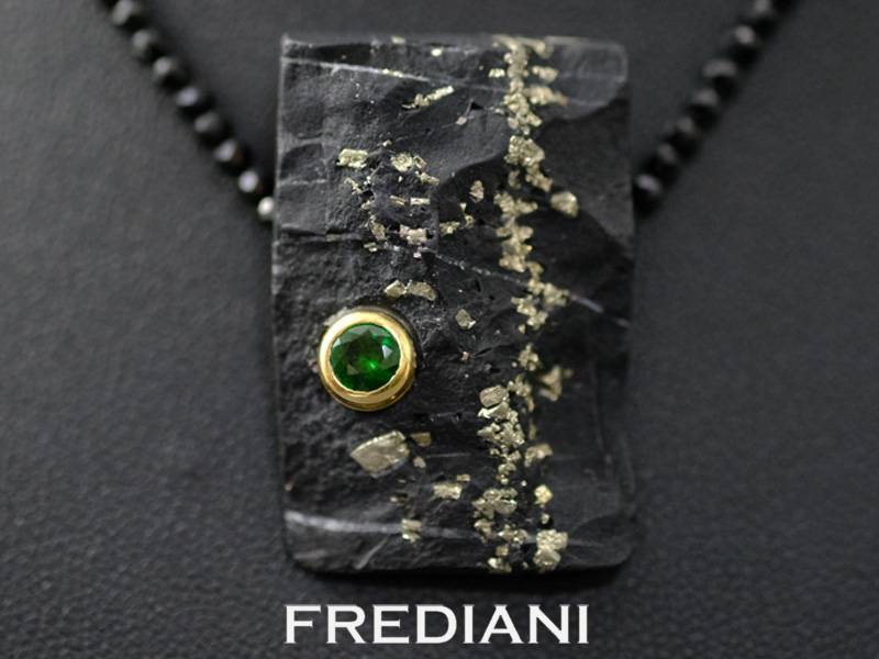 Collier en spinelles noirs finement facettés avec un fermoir en or jaune 750/000. Pendentif en ardoise incrustée de pyrite avec un grenat tsavorite vert serti dans de l'or jaune 750/000.