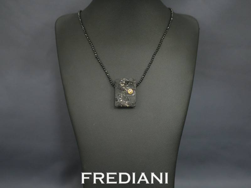 Collier en spinelles noirs, pendentif plaque d'ardoise incrustée de pyrite et sertie d'un saphir jaune