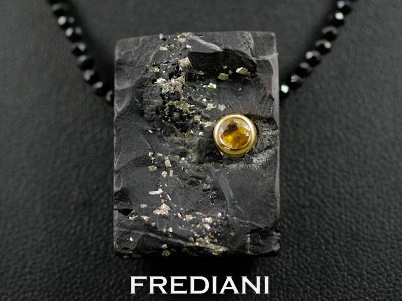 Collier en spinelles noirs, pendentif plaque d'ardoise incrustée de pyrite et sertie d'un saphir jaune
