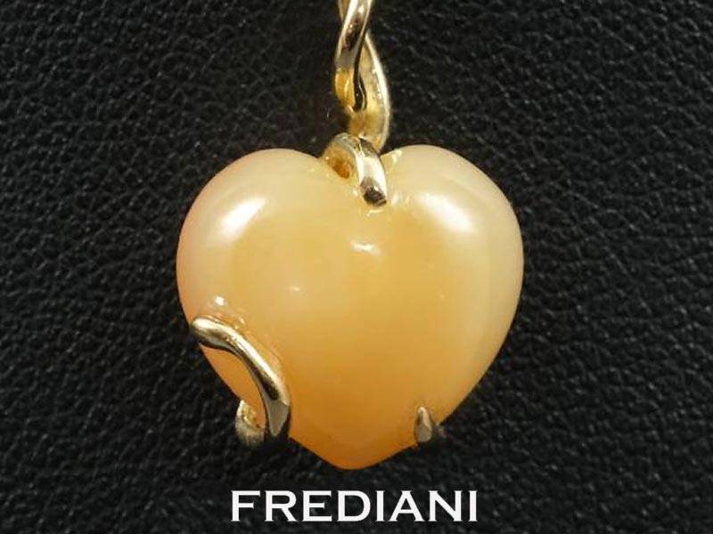 Pendentif Saint valentin en or jaune et cornaline naturelle