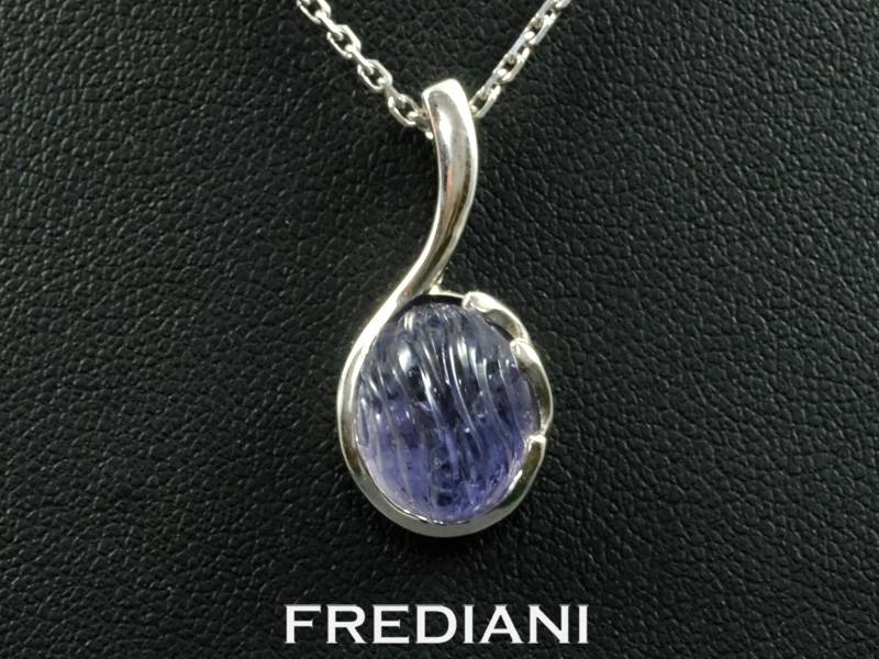 Pendentif en argent serti d'une cordiérite naturelle
