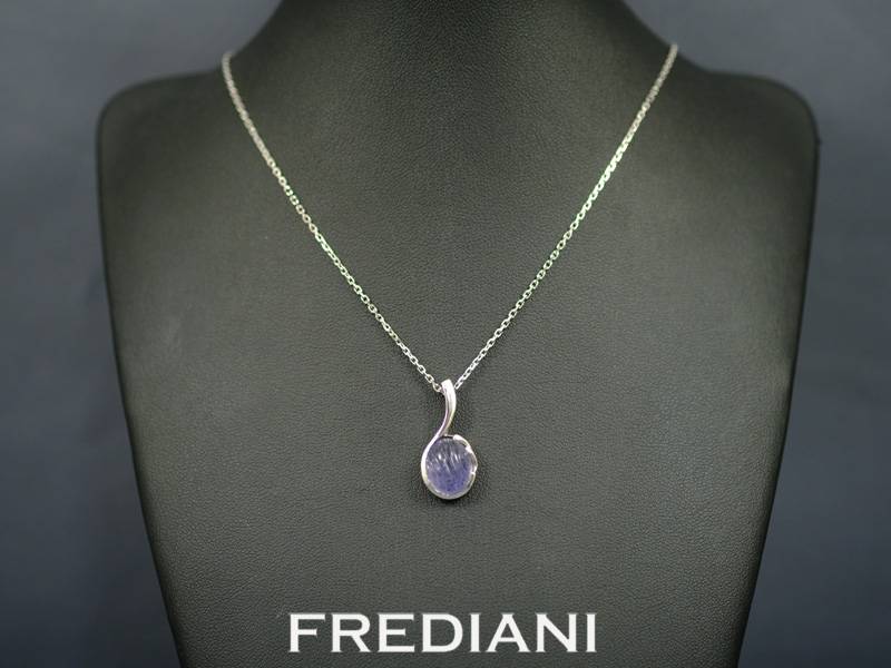 Pendentif en argent serti d'une cordiérite naturelle