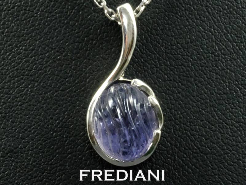 Pendentif en argent serti d'une cordiérite naturelle