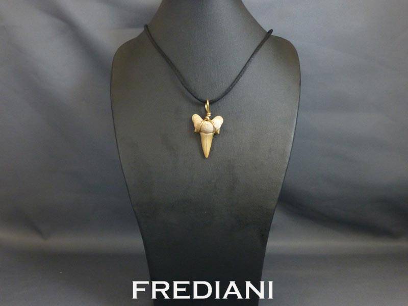 Pendentif en or jaune et dent de Requin