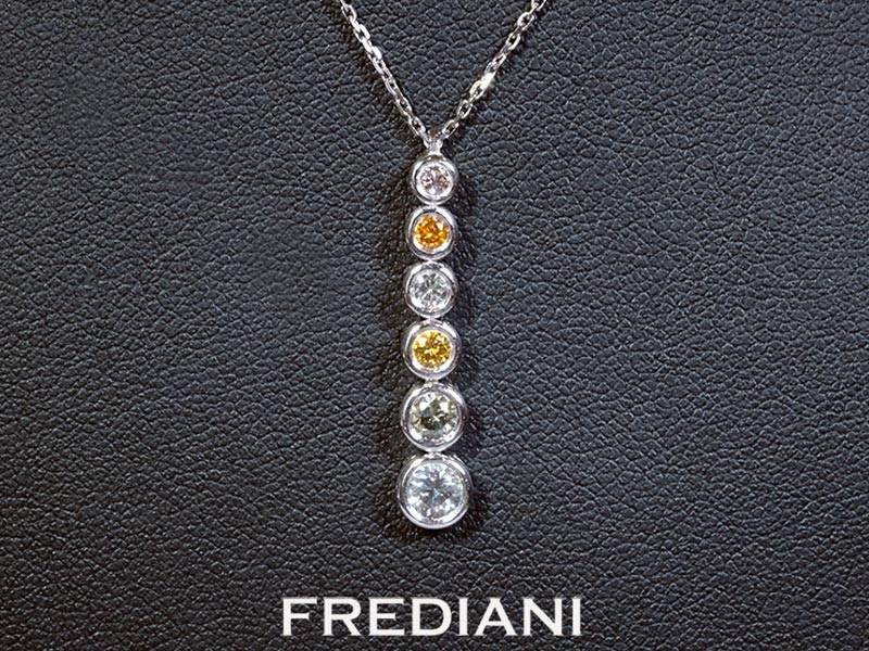 Pendentif en or blanc 750/000 sertis de 6 diamants de couleurs naturelles avec chaîne en or blanc inclue.