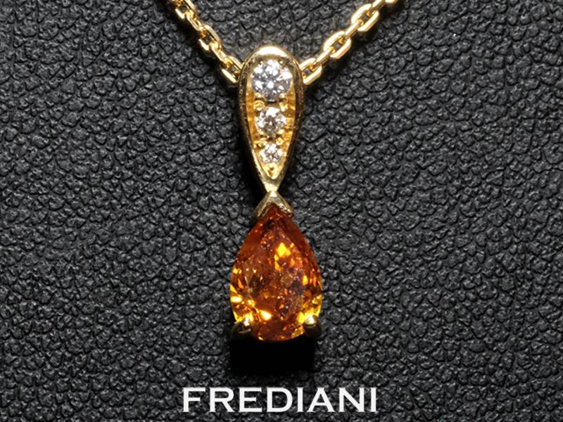 Pendentif en or jaune 750/000 serti d'un diamant poire orange intense certifié et 3 diamants blancs naturels