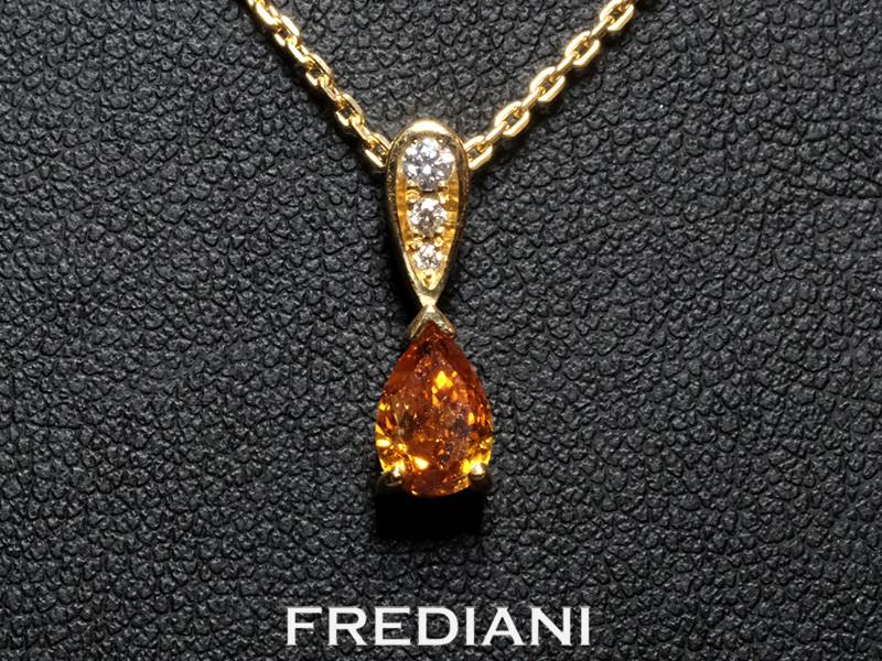 Pendentif en or jaune 750/000 serti d'un diamant poire orange intense certifié et 3 diamants blancs naturels
