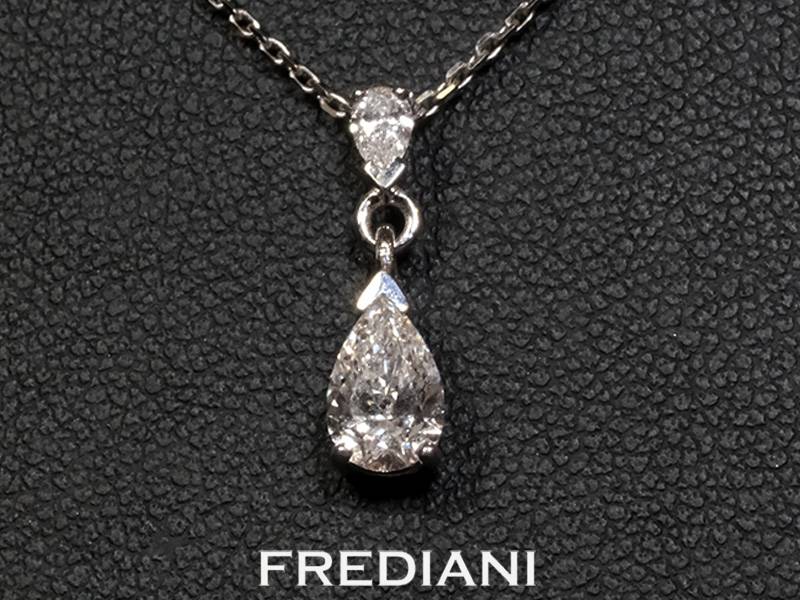Pendentif et chaine en or blanc 750/000 serti de 2 diamants poires naturels certifiés E VS2