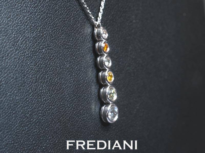 Pendentif en or blanc 750/000 sertis de 6 diamants de couleurs naturelles avec chaîne en or blanc inclue.