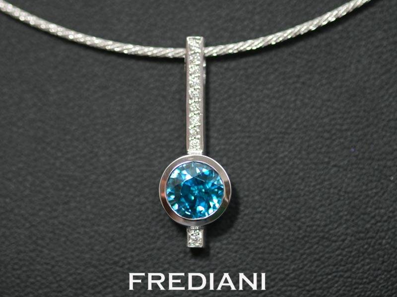 Pendentif en or blanc serti d'un zircon bleu du Cambodge et des diamants naturels