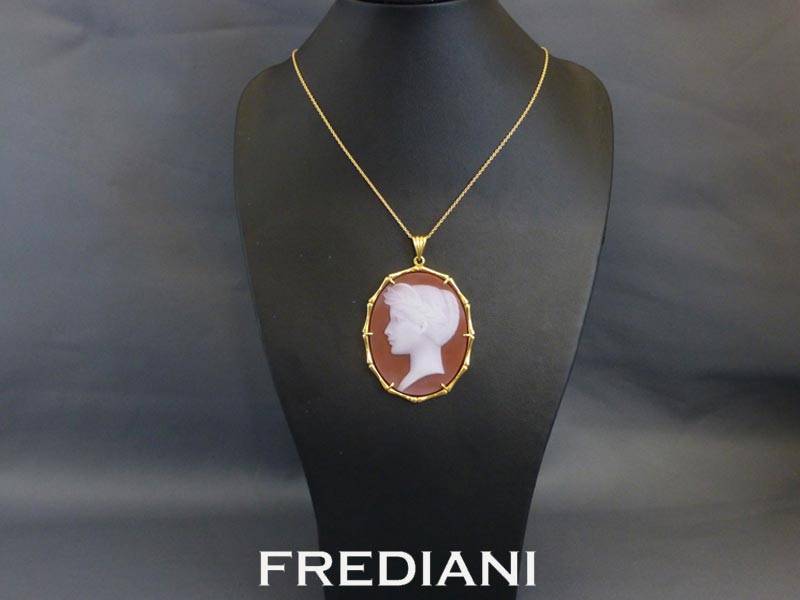 pendentif en or jaune et camee en agate