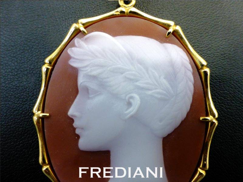 pendentif en or jaune et camee en agate