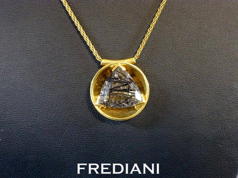 pendentif en or jaune et quartz a inclusion de tourmalines