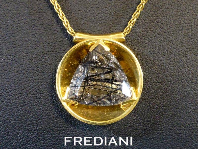 pendentif en or jaune et quartz a inclusion de tourmalines