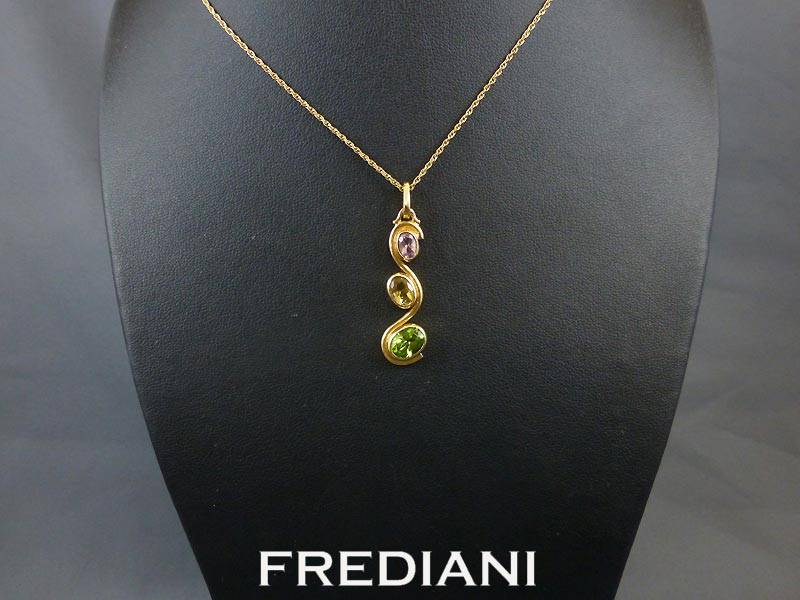 pendentif en or jaune et pierres fines naturelles