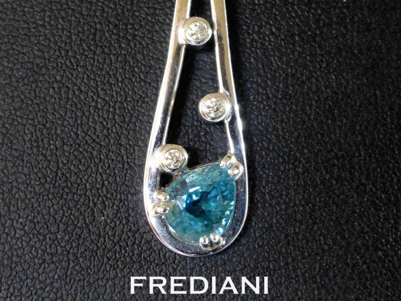 pendentif en or blanc zircon bleu et diamants