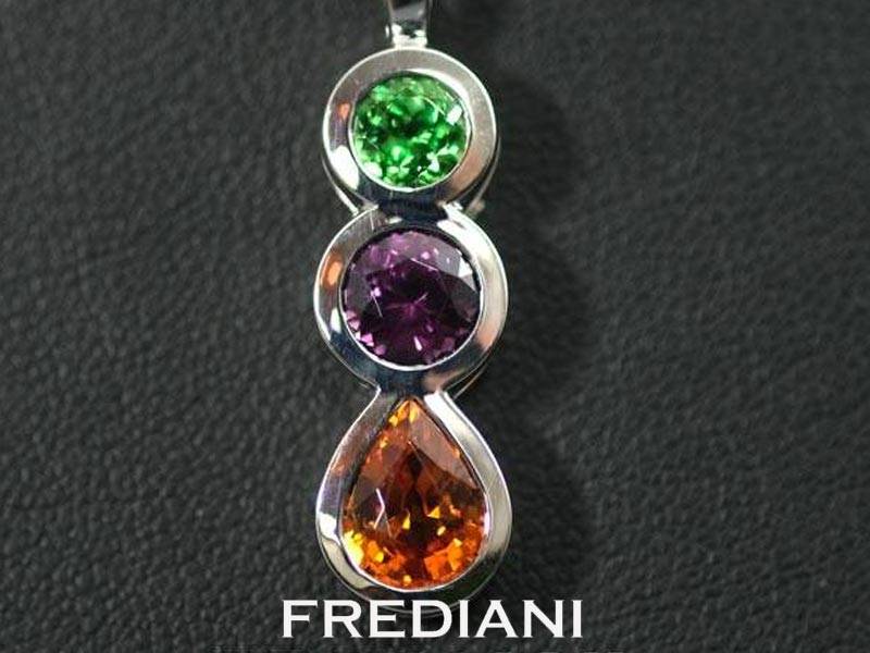Pendentif en or blanc et grenats naturels