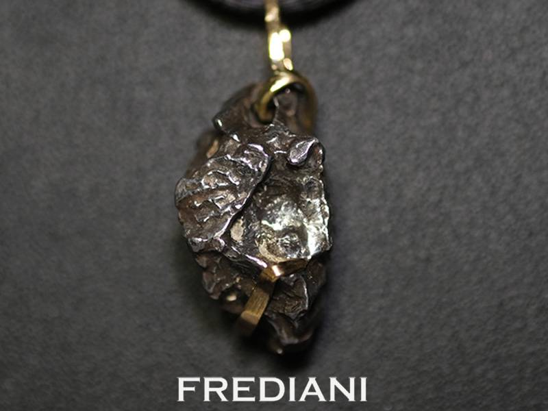 Pendentif en or jaune 750/000 serti d'une pépite de la météorite Campo del Cielo d'Argentine