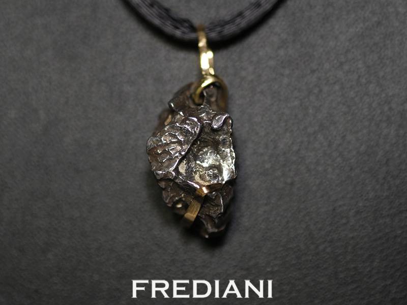 Pendentif en or jaune 750/000 serti d'une pépite de la météorite Campo del Cielo d'Argentine