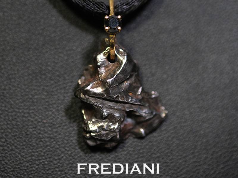 Pendentif en or jaune 750/000 serti d'une pépite de la météorite Campo del Cielo d'Argentine accompagné et d'un diamant noir