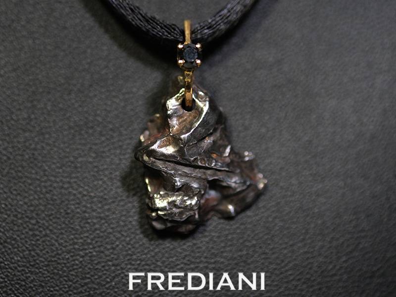 Pendentif en or jaune 750/000 serti d'une pépite de la météorite Campo del Cielo d'Argentine accompagné et d'un diamant noir