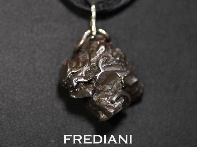 Pendentif en argent 925/000 avec une pépite de la Météorite Campo Del Cielo d'Argentine.