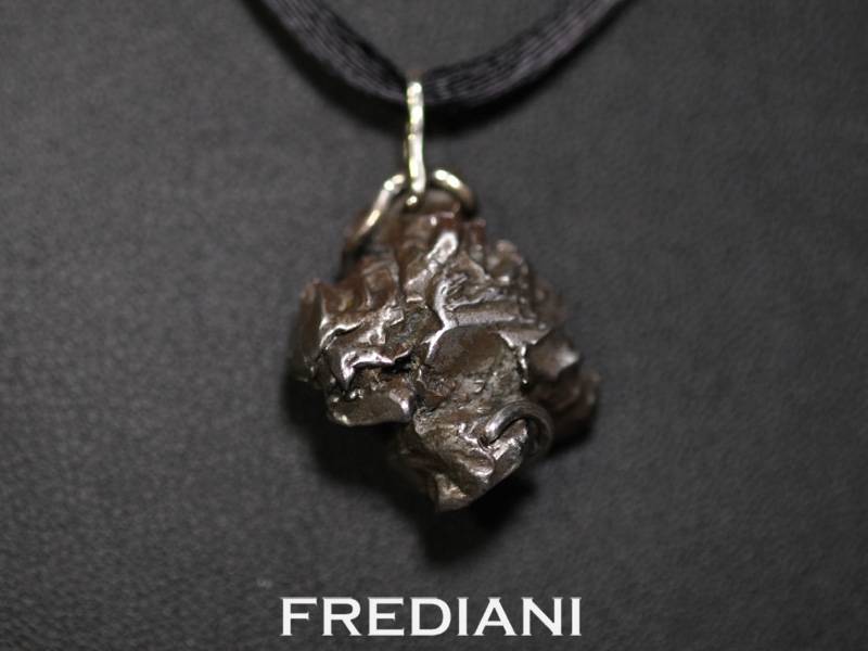 Pendentif en argent 925/000 avec une pépite de la Météorite Campo Del Cielo d'Argentine.