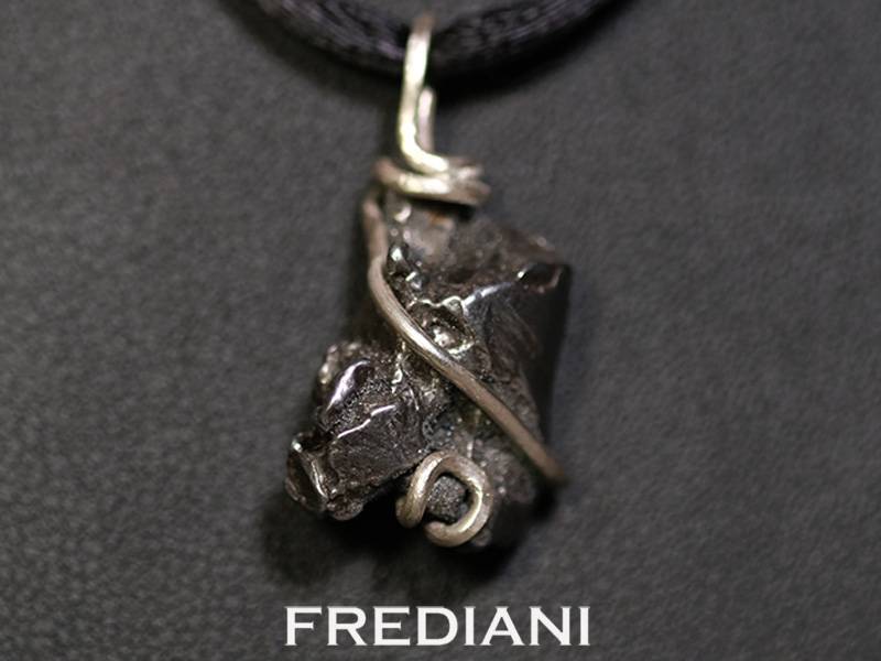 Pendentif en argent 925/000 serti d'une pépite de la météorite Campo del Cielo d'Argentine