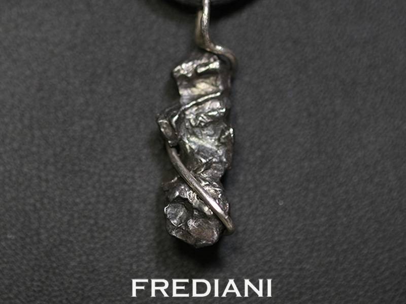 Pendentif en argent 925/000 serti d'une pépite de la météorite Campo del cielo d'Argentine