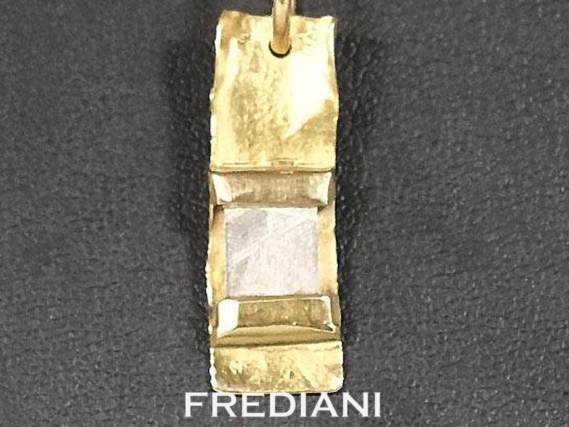 Pendentif en Or jaune avec une plaque de la Météorite Gibeon
