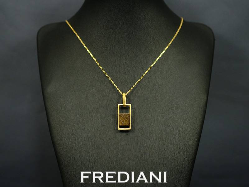 Pendentif en or jaune vec une météorite type chondrite