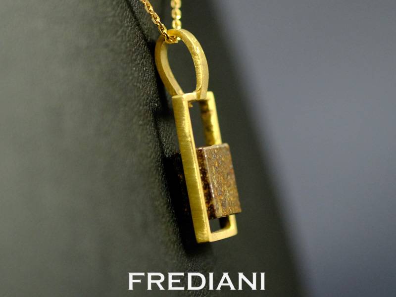 Pendentif en or jaune vec une météorite type chondrite