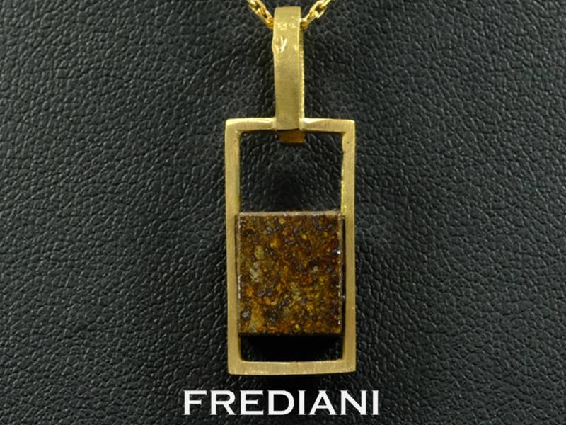 Pendentif en or jaune vec une météorite type chondrite