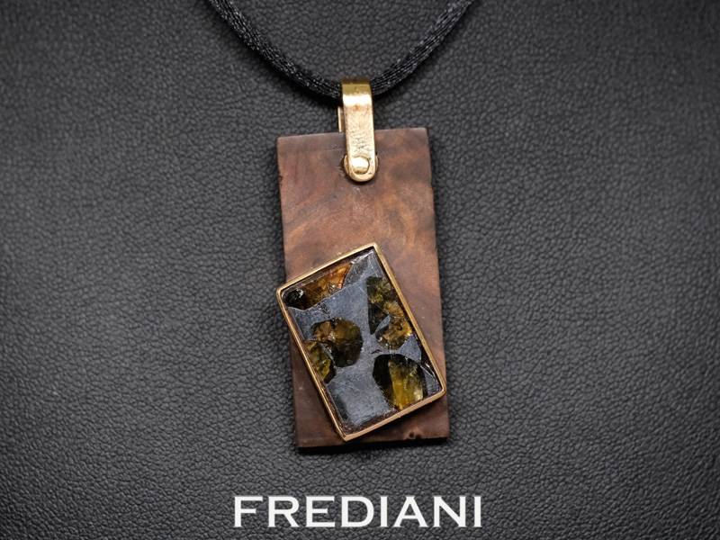 Pendentif en or jaune serti d'une météorite pallasite SEYMCHAN sur du bois