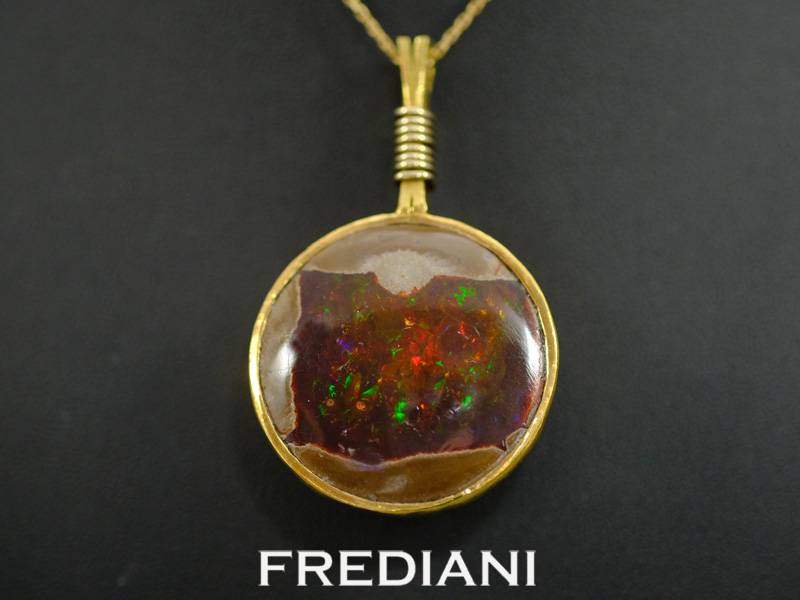 Magnifique Opale d'Ethiopie naturelle entourée d'or jaune 750/000