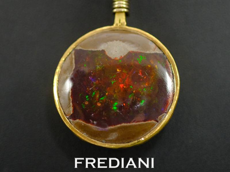 Magnifique Opale d'Ethiopie naturelle entourée d'or jaune 750/000