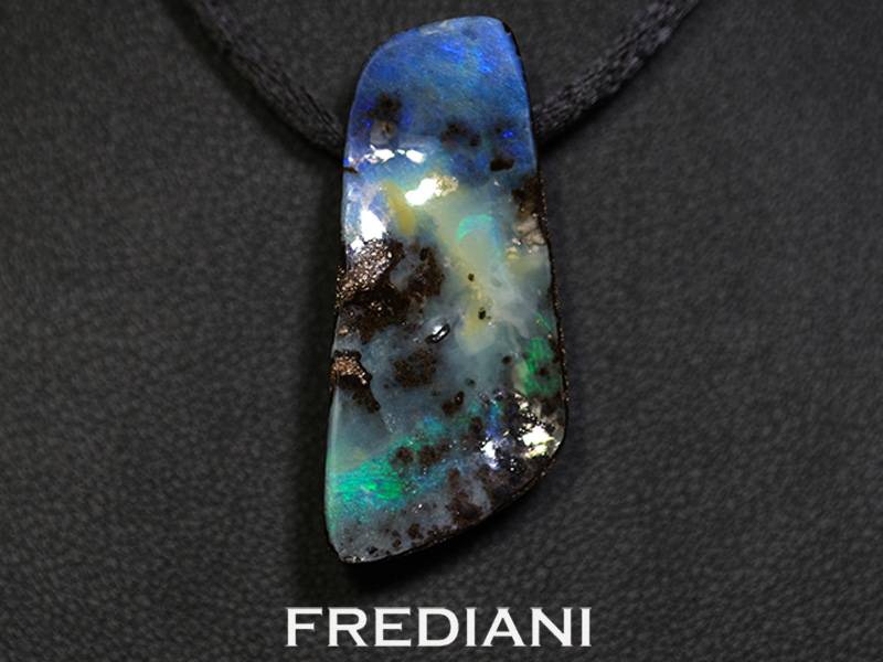 Pendentif avec une opale Boulder d'Australie.