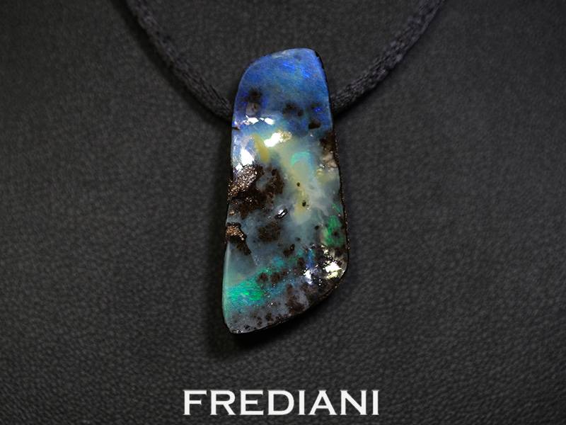 Pendentif avec une opale Boulder d'Australie.