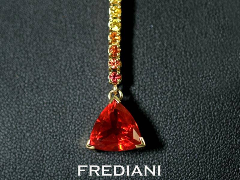 Pendentif en or jaune 750/000 serti d'une opale de feu troïdia 115x115 du Mexique et 9 saphirs jaunes à oranges.