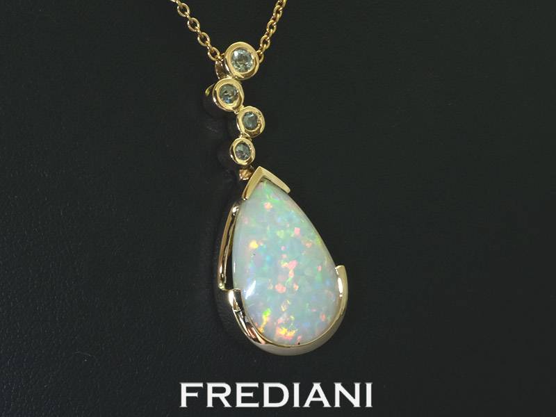Pendentif en or jaune 750/000 serti d'une très belle opale chocolat d'Ethiopie.
