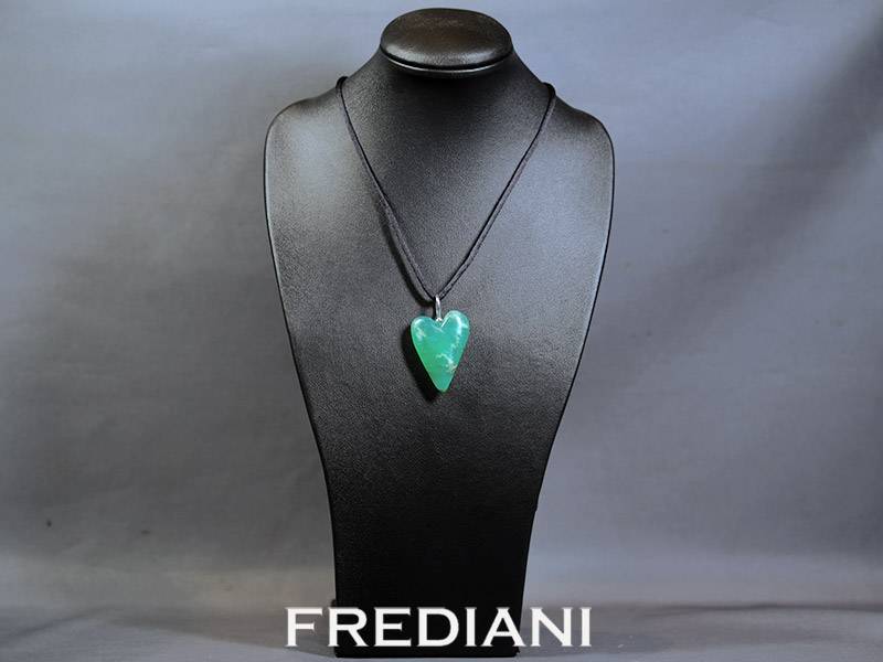 Pendentif en argent rhodié 925/000 avec une opale verte naturelle en forme de coeur.