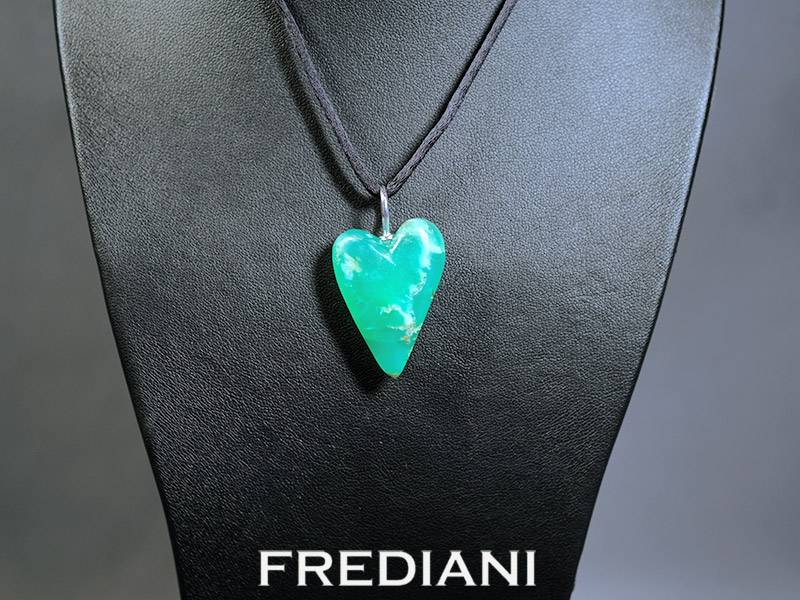 Pendentif en argent rhodié 925/000 avec une opale verte naturelle en forme de coeur.