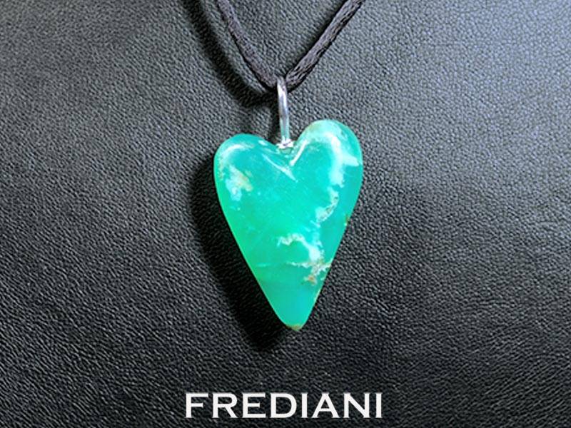 Pendentif en argent rhodié 925/000 avec une opale verte naturelle en forme de coeur.