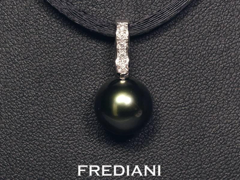 Pendentif en or blanc 750/000 serti d'une perle de culture noire de Tahiti 10.5 mm accompagnée de 5 diamants naturels.