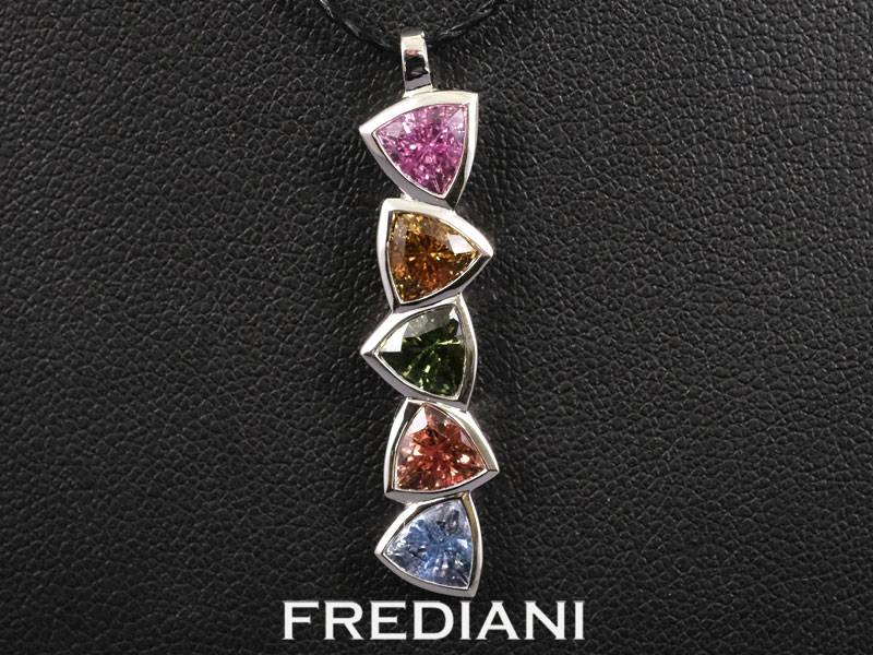 Pendentif en or blanc 750/000 serti de 5 saphirs naturels troïdias naturels.