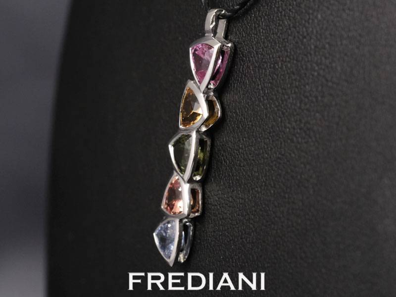 Pendentif en or blanc 750/000 serti de 5 saphirs naturels troïdias naturels.