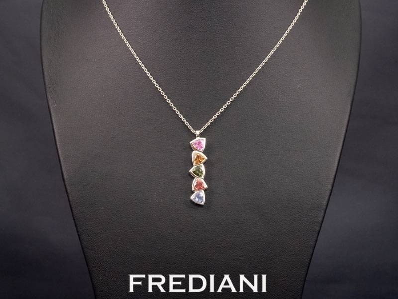 Pendentif en or blanc 750/000 serti de 5 saphirs naturels troïdias naturels.