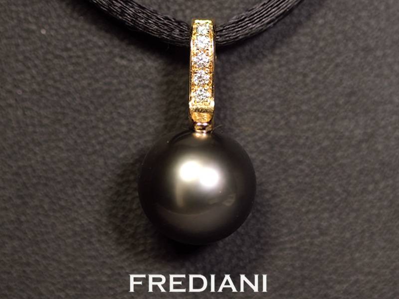 Pendentif en or jaune 750/000 avec une perle de culture grise de Tahiti de 11.5 mm accompagnée de 5 diamants naturels